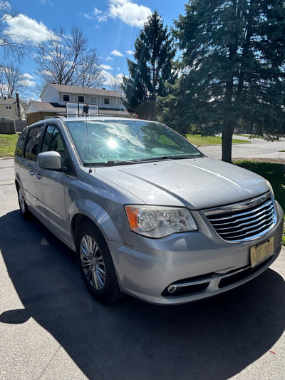 2014 Chrysler Town and Country w leather
