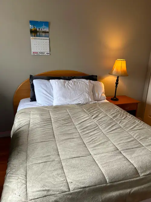 Fully furnished large sunny 10 x 15 ft bedroom in Chilliwack. Located in a very desirable neighborho...