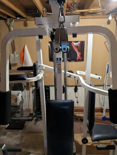Appareil de musculation avec trois stations : bras, jambes et ab, View more
