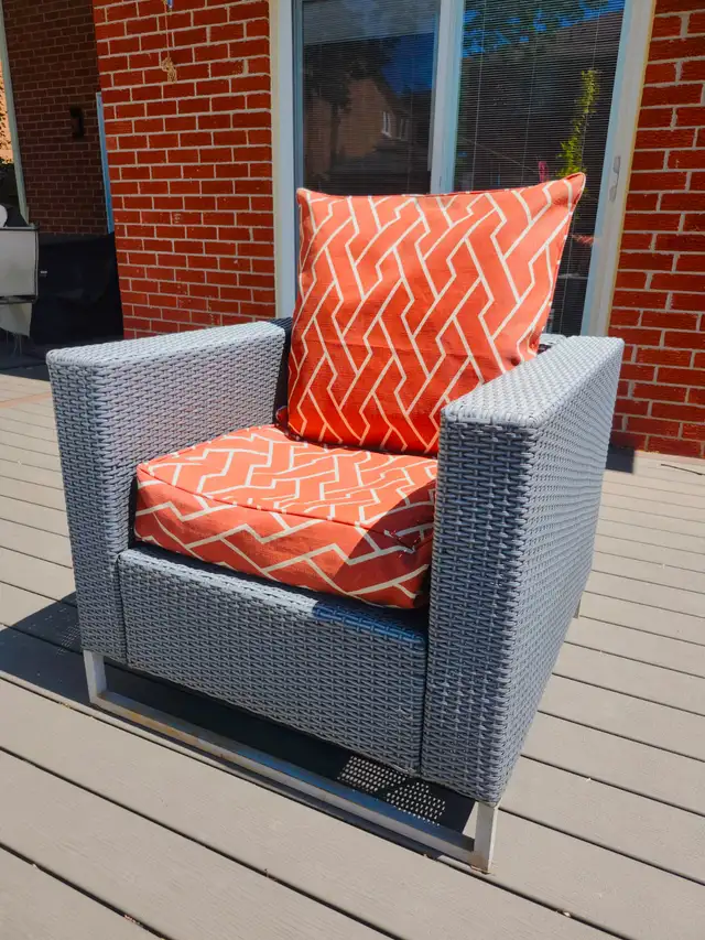 Outdoor Wicker Patio Armchair with Cushion – Excellent Condition in Patio & Garden Furniture in Oakville / Halton Region - Image 5