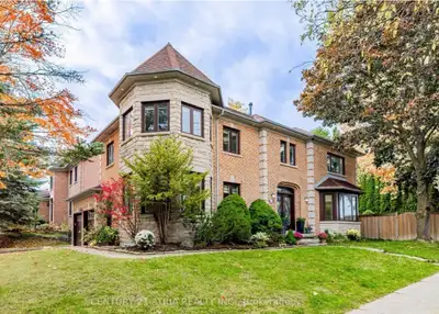 House for sell by owner in Newmarket. Please contact me for more information at 4168564342. Thank yo...