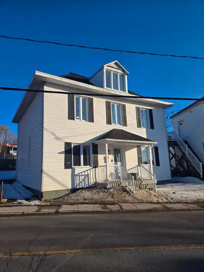 Très grande maison individuelle de près de 2200 pi2 à louer sur 2,5 étages, bien située au plein coe...
