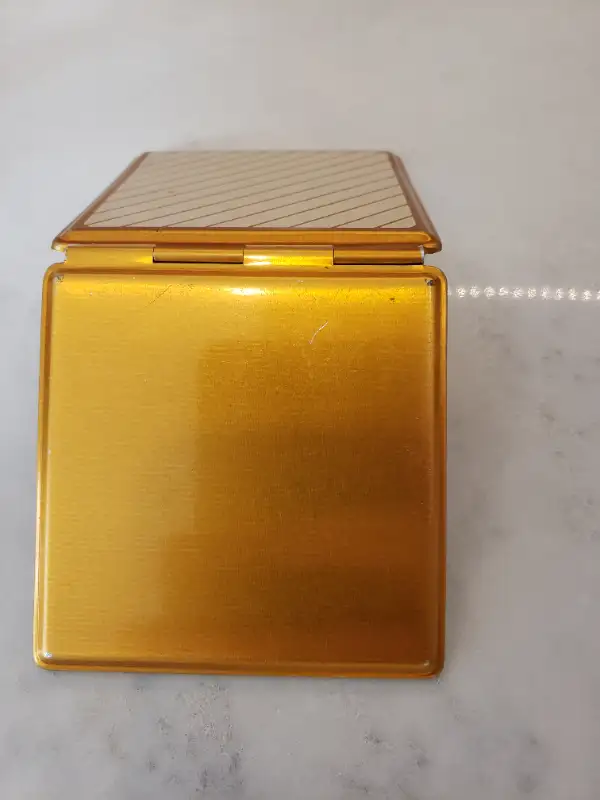 Vintage gold compact mirror in Women's - Other in Markham / York Region - Image 9