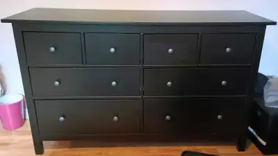 Commode noire Hemnes de IKEA avec 8 tiroirs, View more