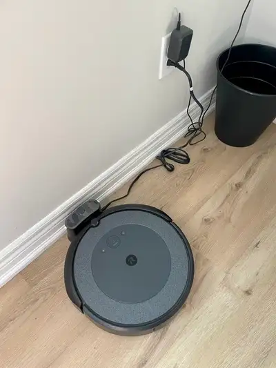 iRobot Roomba i3 Robot Vacuum – Excellent Condition iRobot Roomba i3 robot vacuum for sale in very g...