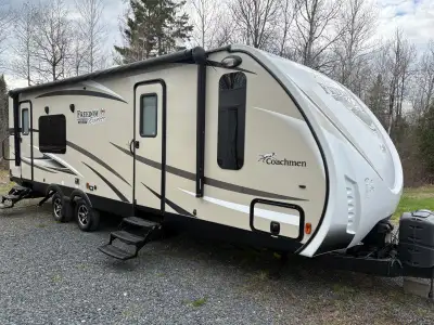 Excellente condition.très légère.31.6' du bumper hitch électrique. Auvent 20' électrique.Jack électr...