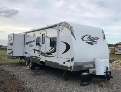2012 Cougar 30BHSWE Bunkhouse – Loaded & Upgraded! Polar Package! Super Well Kept!! 2012 Cougar 30BH...
