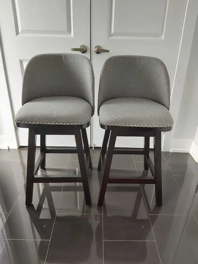 Swivel counter height bar stool in Chairs & Recliners in Markham / York Region - Image 2