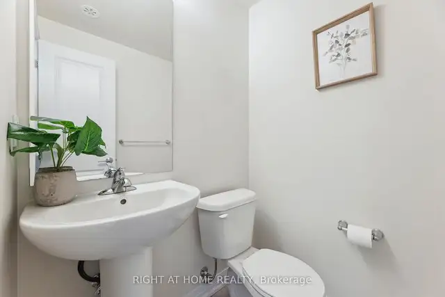 3 Bedroom Townhouse Overlooking Green space for Sale! in Condos for Sale in Oshawa / Durham Region - Image 11