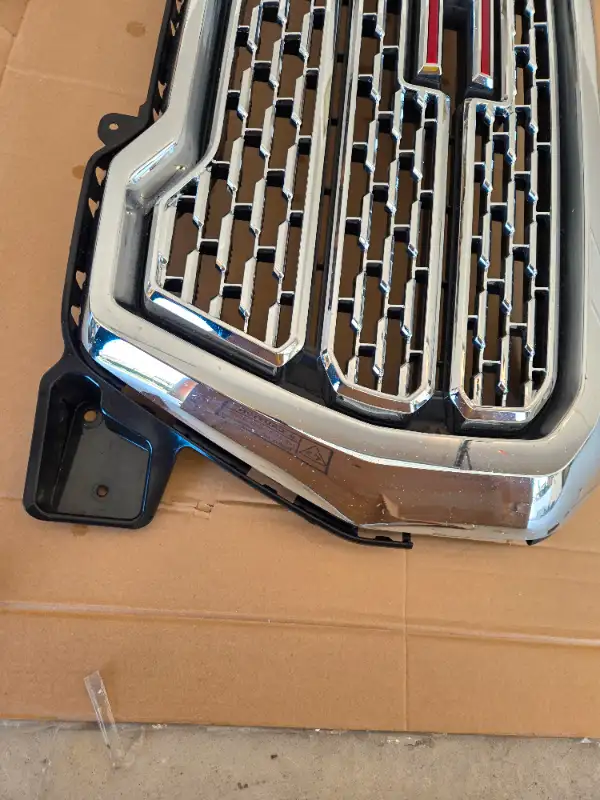 GMC Sierra OEM grille in Auto Body Parts in London - Image 8