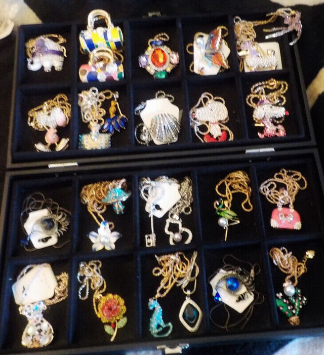 COOL  BLING - GIFTS - NECKLACES - PURSE CHARMS - CRYSTALS & More in Garage Sales in Winnipeg - Image 3