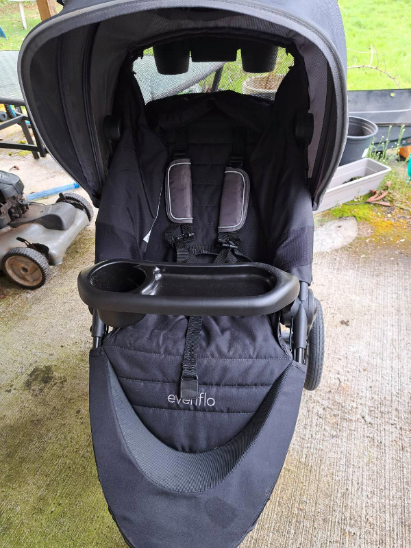 Evenflo colapsible stroller in Strollers, Carriers & Car Seats in Cowichan Valley / Duncan - Image 3