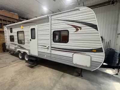 2012 JAYCO SWIFT 264BH TRAVEL TRAILER. 1/2 ton towable, weighs 4853lbs, new power awning, power jack...