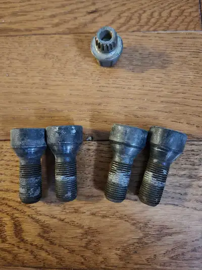 MINI COOPER WHEEL LOCK KIT. Used, but in great shape. From 2009 Mini cooper.