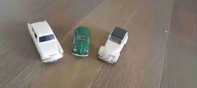 1/32 Ford 1952 Citroën 2CV ( right head light missing) VW Models are very old, very good condition A...