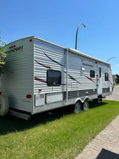 2011 Gulfstream Kingsport 27 ft plus hitch One slide out Queen size bed in double entry front bedroo...