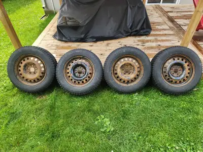 Roues d'acier 17", bolt pattern 5x114.3, center bore 67.1 Les rims sont en bon état malgré la rouill...