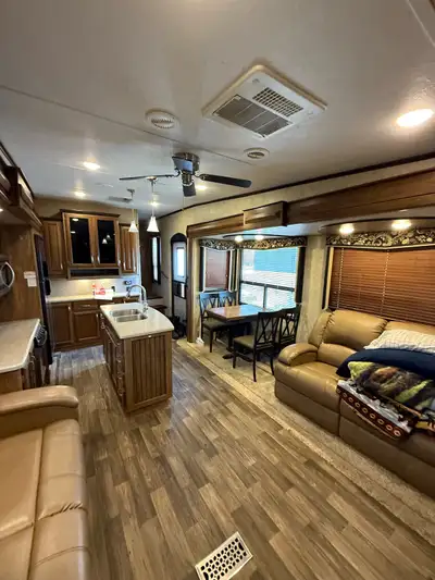 2015 Montana High Country 310RE 3 slide outs Slide out awning covers Automatic levelling with stabil...