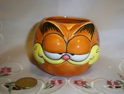 RARE 1981 Ceramic "Garfield" Mug (United Features, 1978, 1981), View more