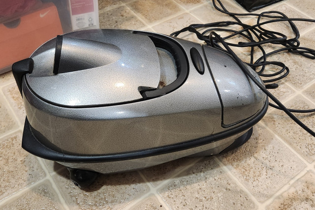TriStar Compact Metal Body Vacuum Cleaner in Vacuums in Ottawa