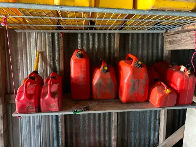 Got a bunch of used gas can. Gas cans - 2 - 4.5 litres. $5.00 - 5- 5 litres $5.00 - 3 - 10 litres $1...