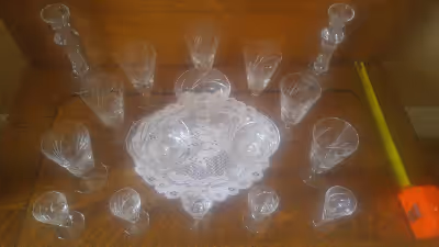 Verres, coupes, chandeliers belle vaisselle. L'annonce y est donc disponible.