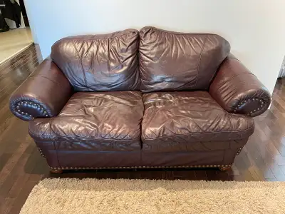 SOFA CAUSEUSE LOVESEAT COUCH VRAI CUIR SUR TOUT MESURE 70 pouces Bonne condition Haute game fait au...
