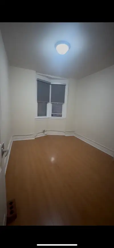 Dundad and Ossington 1 private room with great location with access to shops, transit and the ossing...