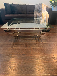 Coffee table excellent condition  (41” x 41”)