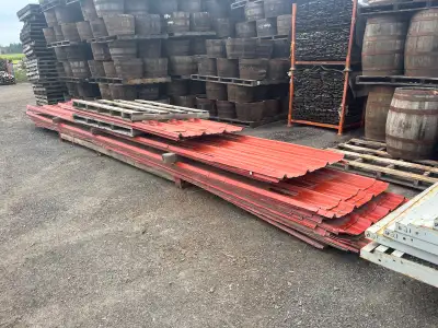 Tôle usagée à vendre. De 10 pieds à 24 pieds de longueur. Couvre 40" de largeur. Hauteur des côtes:...