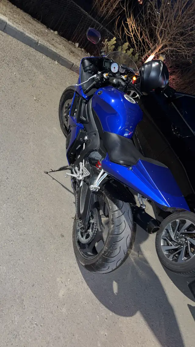2005 Yamaha YZF-R6 **18,000KM** in Sport Bikes in Calgary - Image 4