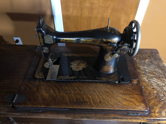 Machine à coudre antique Singer dans Art et objets de collection  à Ville de Montréal - Image 2