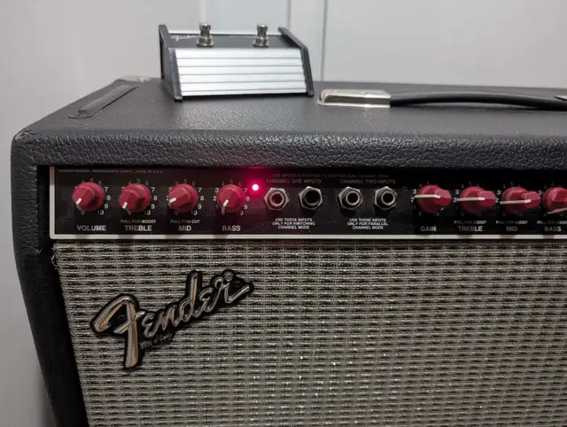 Fender The Twin 2x12 Red Knobs in Amps & Pedals in Ottawa - Image 3
