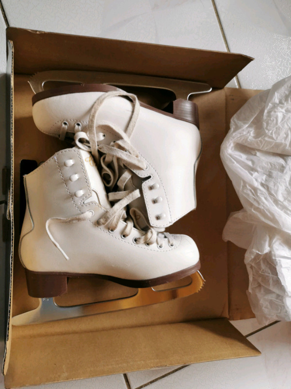 Barely used Leather  Girls Figure Skate Youth Size 3 in Skates & Blades in City of Toronto