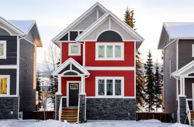 Spacious 3-bed, 2.5-bath home with walkout basement, backing onto the walking path and lake in Summe...