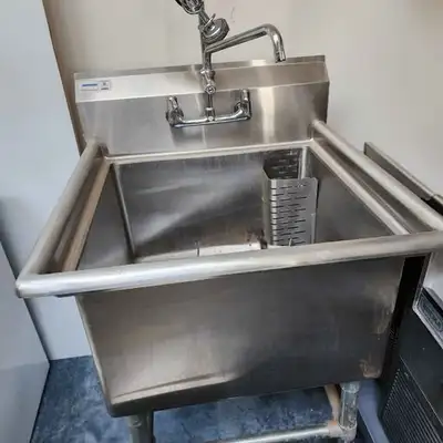 Omcan Commercial Sink w Faucet & Pre-Rinse Spray, View more