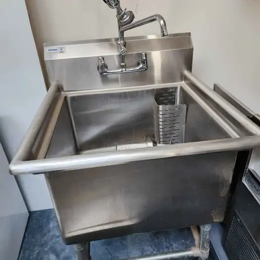 Omcan Commercial Sink w Faucet & Pre-Rinse Spray in Other in City of Toronto - Image 2