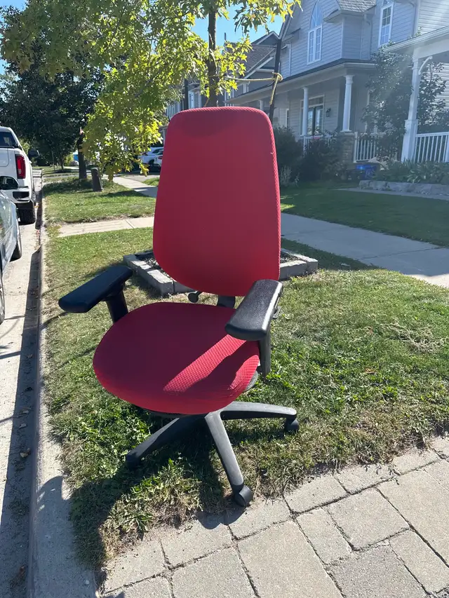 free office chair in Free Stuff in Barrie - Image 2