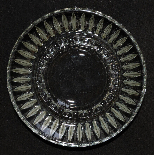 Vintage, (1960's) Pressed Glass Sunflower Ashtray in Arts & Collectibles in Ottawa - Image 2