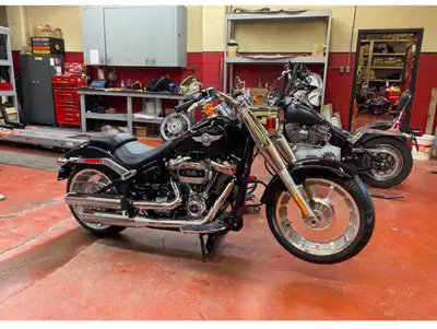 Fat Boy the bike features a Milwaukee-Eight Big Twin 114 Engine, Cast Aluminum Wheels and a huge 240...