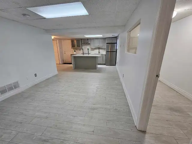 Renovated 2 bed 1 den Basement Apartment Large Windows  in Long Term Rentals in City of Toronto - Image 6