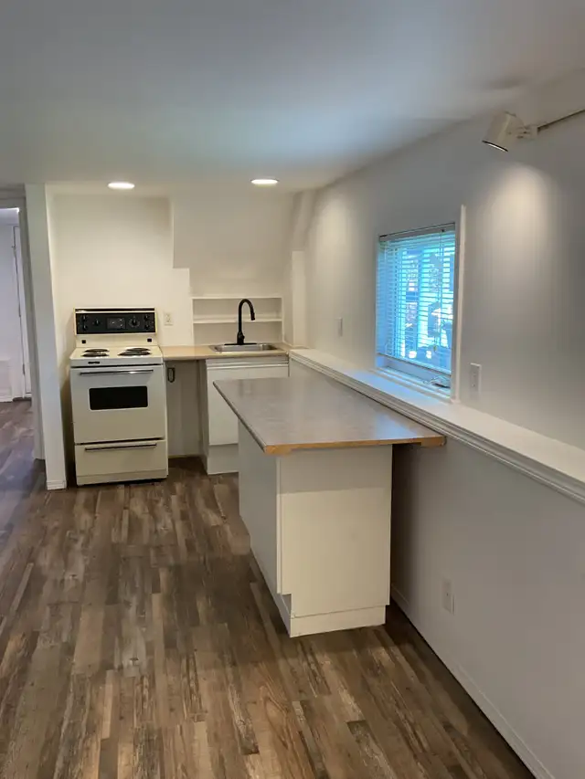Basement Suite in Esquimalt in Long Term Rentals in Victoria - Image 5