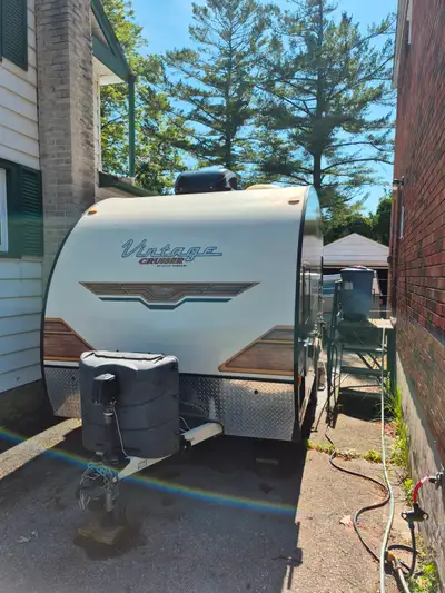 Camp in comfort beside a cool lake in this easy towing trailer. 17 feet. Carfax and Ontario VIN info...