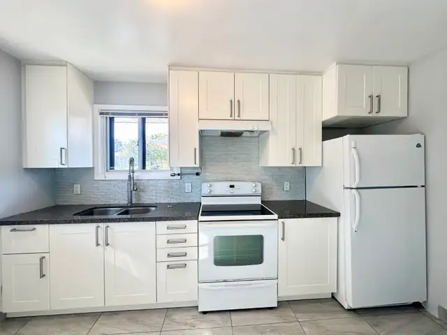 Charming Main Floor Bungalow, 3 Beds, 1 Bath for Rent in Oshawa