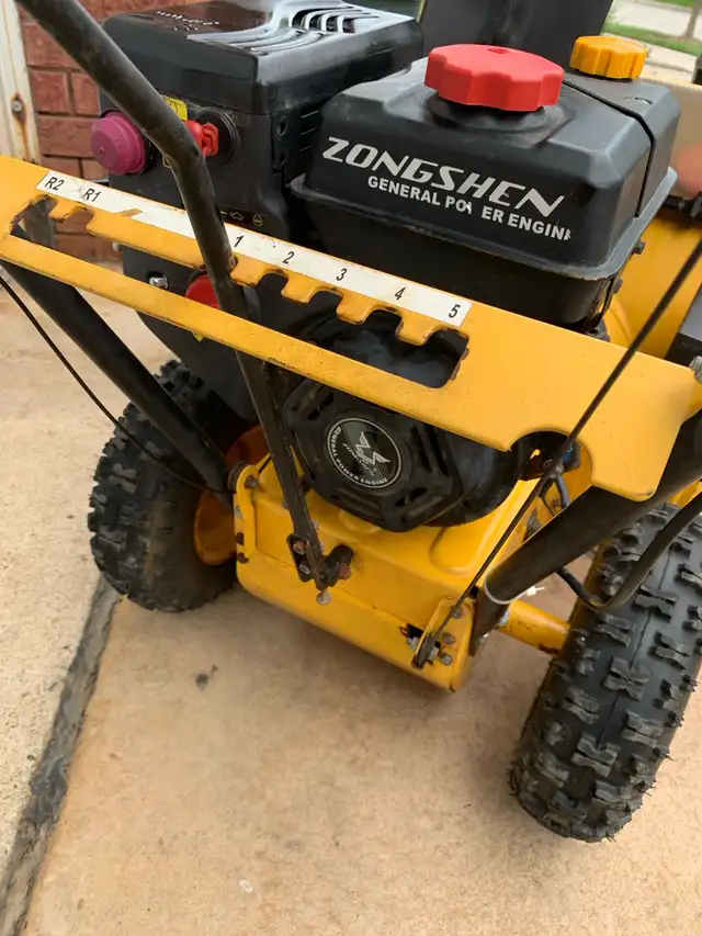 Gas Snowblower in Snowblowers in Mississauga / Peel Region - Image 5