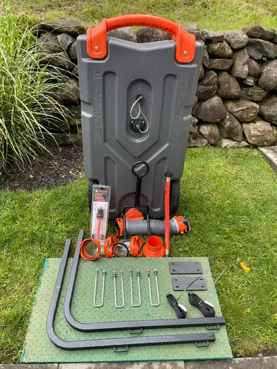 Camco Rhino 39002 Réservoir d'eaux usées portable pour véhicule récréatif avec tuyau et accessoires...