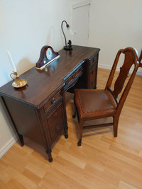 Antiquité meubles:  Pupitre ( bois massif ) + chaise ( chêne )