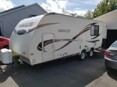 2011 Aerolite 215BHKS. Bunks in the front and King slide in the rear. Great for people who want a 26...