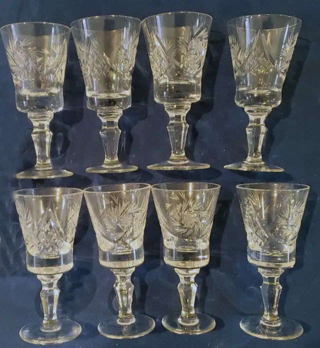 4 CRYSTAL LIQUOR GLASSES / VERRES LIQUEUR en CRYSTAL 10 cm in Kitchen & Dining Wares in Laval / North Shore - Image 6