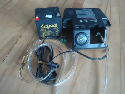 Compresseur 12 volts Fonctionne comme un neuf Il permet de gonfler les pneus de voitures, vélos etc....